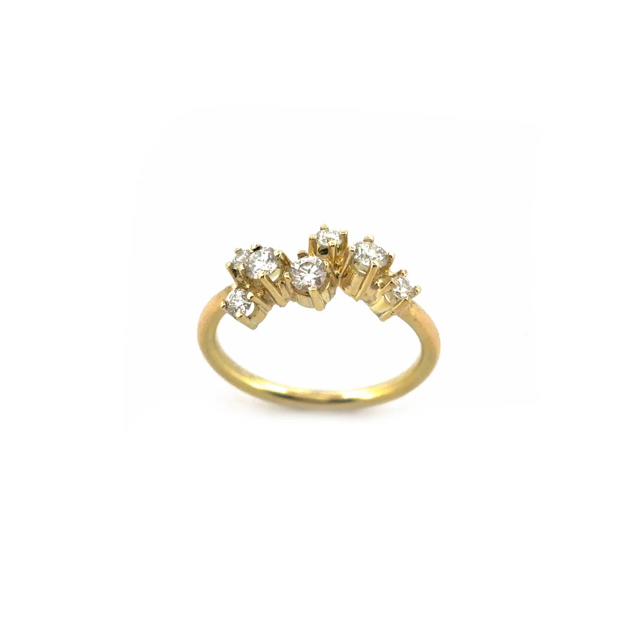 Wil je stralen? Dan is deze ring zeker iets voor jou! Met 7 prachtige edelstenen (moissaniet) in een chaton zetting schittert de ring om je vinger als een sterrenhemel.

Deze ring is te bestellen in maat 54/17

De ring kan op elke gewenste maat gemaakt worden. Echter na aanpassing van de ringmaat beschouwen we de ring als maatwerk. Mocht je twijfelen over de maat neem dan gerust contact op.

Maak een afspraak en kom deze ring passen! Of bestel haar gelijk, dan sturen we deze mooi verpakt naar je toe.