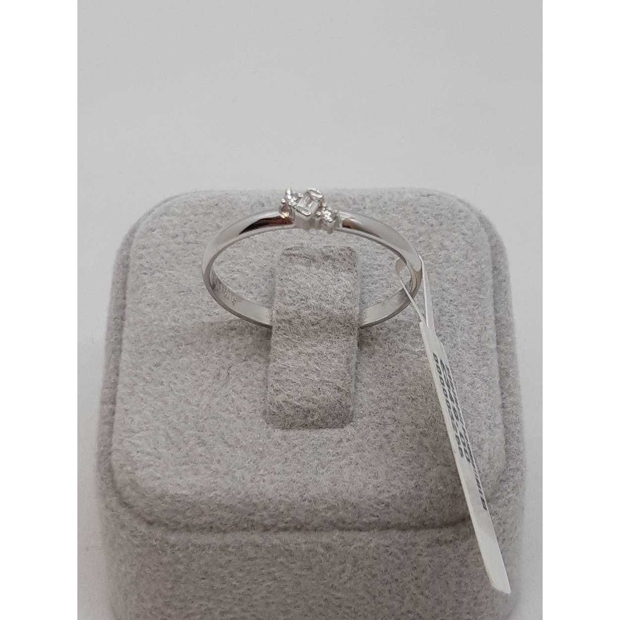 De Diamant Witgouden Ring BREA-0002842 is een prachtige 14-karaats witgouden ring met een subtiele diamant van 0.04 ct, classificatie F en zuiverheid SI1. Dit elegante sieraad straalt verfijning uit. Draag deze ring als een chique aanvulling op elke outfit, ideaal voor zowel dagelijkse gelegenheden als speciale evenementen. Geschikt voor maat 54.