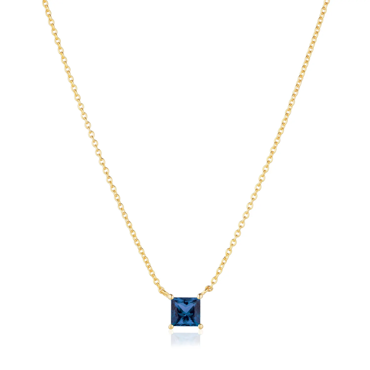 Collier van 18 karaats verguld 925 Sterling zilver, glanzend oppervlak en hand gezet met facetgeslepen blauwe zirkonia.

Afmetingen ketting: lengte 6 mm, breedte 6 mm, lengte ketting tot 45 cm