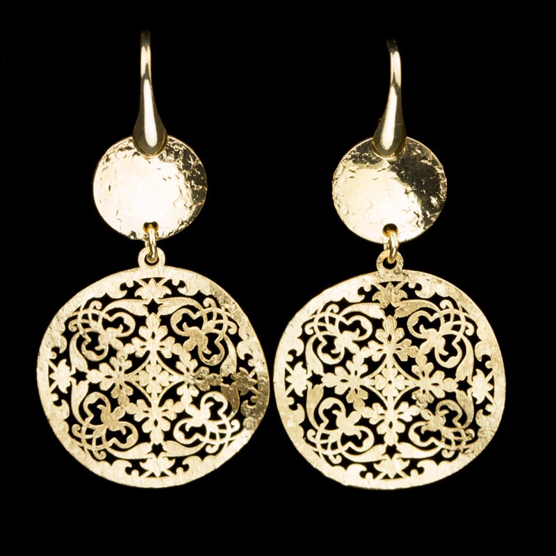 Leuke zilververgulde oorhangers van Sanjoya uit de serie Budapest. De ronde oorhangers hebben een verfijnd kantmotief.