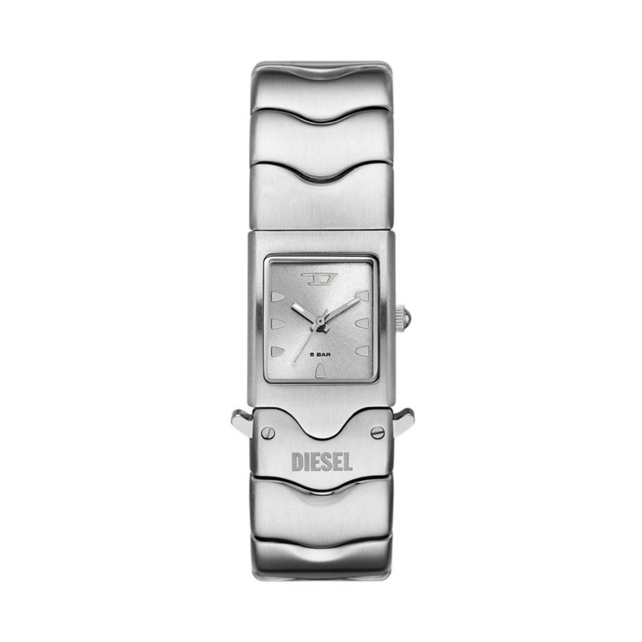 The watch is equipped with a quartz timepiece. This beautiful dial is silver and is covered with high-quality mineral glass. The watch case is made of stainless steel and has a diameter of 22 mm. The colour of this watch strap silver and has a width of 22 mm. The watch strap is made of stainless steel. With this beautiful watch you will always know the right time every day!
