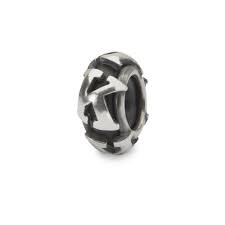 Een letter voor ieder van wie je houdt. Draag hen altijd met je mee. Stoppers zorgen ervoor dat de andere kralen niet langs je armband heen en weer schuiven en ze vormen een fraaie afsluiting van je bangle.