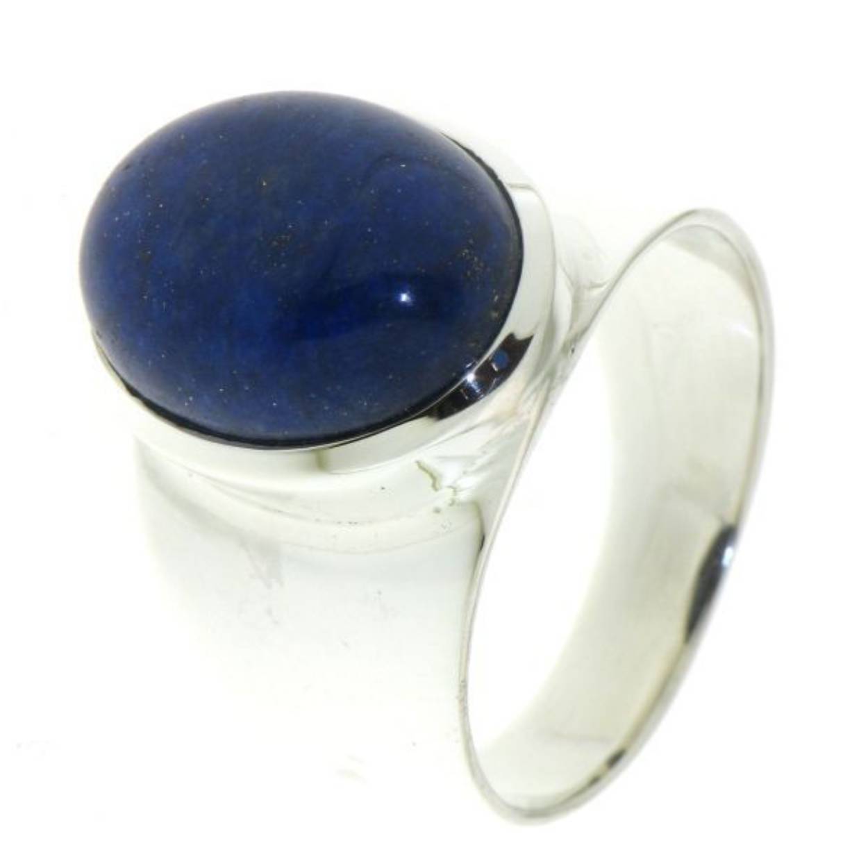 De zilveren ring heeft een cabouchon geslepen Lapis Lazuli edelsteen. De vorm van de edelsteen is ovaal met een afmeting van 14 bij 10 mm.