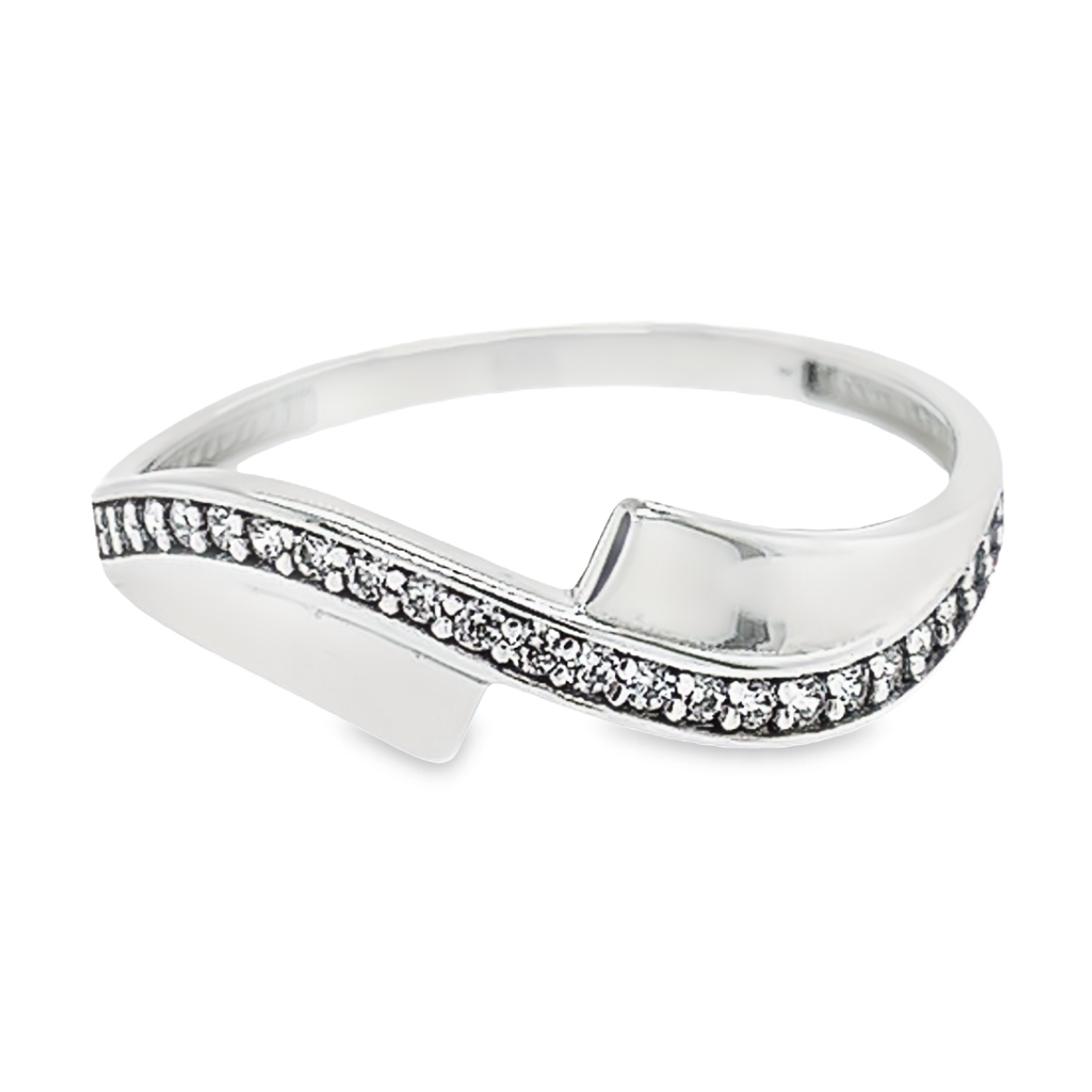Deze witgouden ring heeft een fijne en elegante uitstraling. Het ontwerp is sierlijk en uniek en gecombineerd met een rij briljant geslepen zirkonia stenen. De zirkonia stenen geven deze ring een werkelijk schitterende uitstraling.