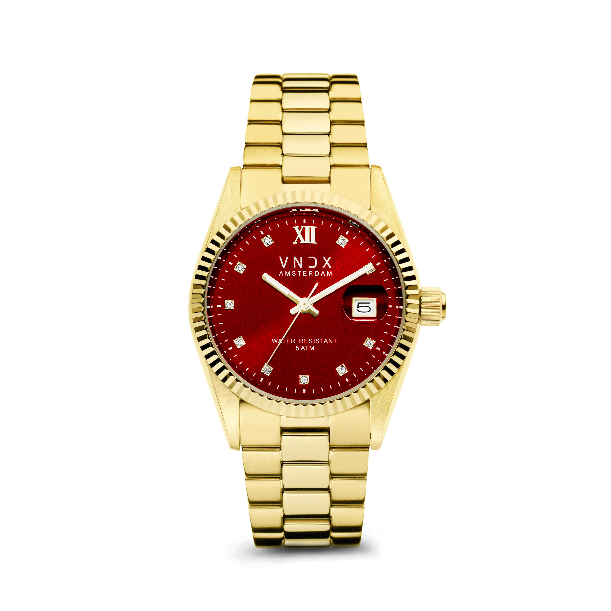 Maak kennis met de Dare Devil Medium: een opvallend horloge met een kastdiameter van 36 mm, een solide waterdichtheid van 5 ATM, lichtgevende Luminor wijzers en een chique Swarovski index. Dit horloge is zorgvuldig ontworpen om perfect om je pols te passen.

Dit horloge straalt elegantie uit en trekt de aandacht met zijn sprankelende rode wijzerplaat, verfraaid met Swarovski steentjes. Of je nu van feesten houdt of ‘s nachts avonturen beleeft, de Dare Devil Medium is jouw ideale metgezel. De lichtgevende wijzers zorgen voor een “Glow in the dark” effect, zodat je altijd op tijd bent.