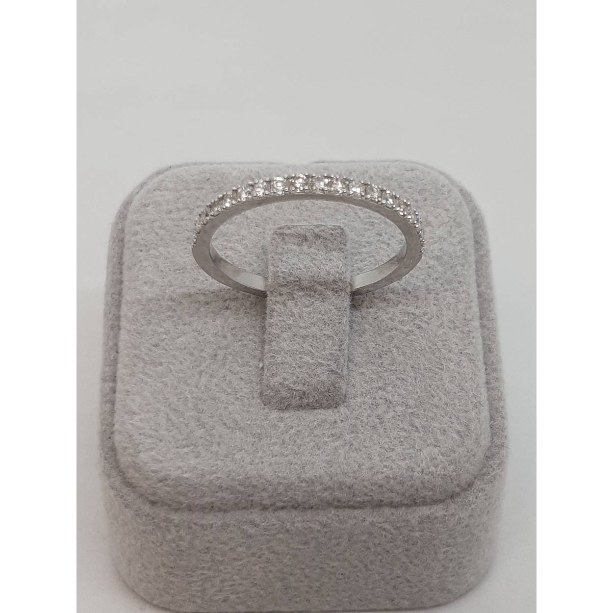 De Diamant ring BREA-0002829 is een elegante 14kt witgouden ring met een glanzende afwerking. Deze ring van een niet-gespecificeerd merk heeft een breedte van 1,8 mm en is bezet met 19 ronde diamanten van 0,03 karaat, zuiverheid SI1 en F-kleur. Perfect om dagelijks of bij speciale gelegenheden te dragen. Draag hem solo voor verfijnde elegantie.
