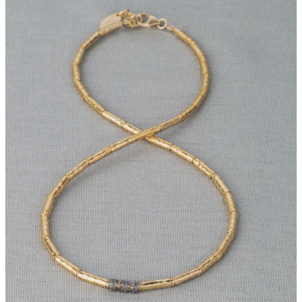 Collier gemaakt van Goldfilled buisjes en ruwe Diamant. Een chique sieraad die past bij elke gelegenheid! Combineer dit collier met de bijpassende armband en ga voor een complete look.