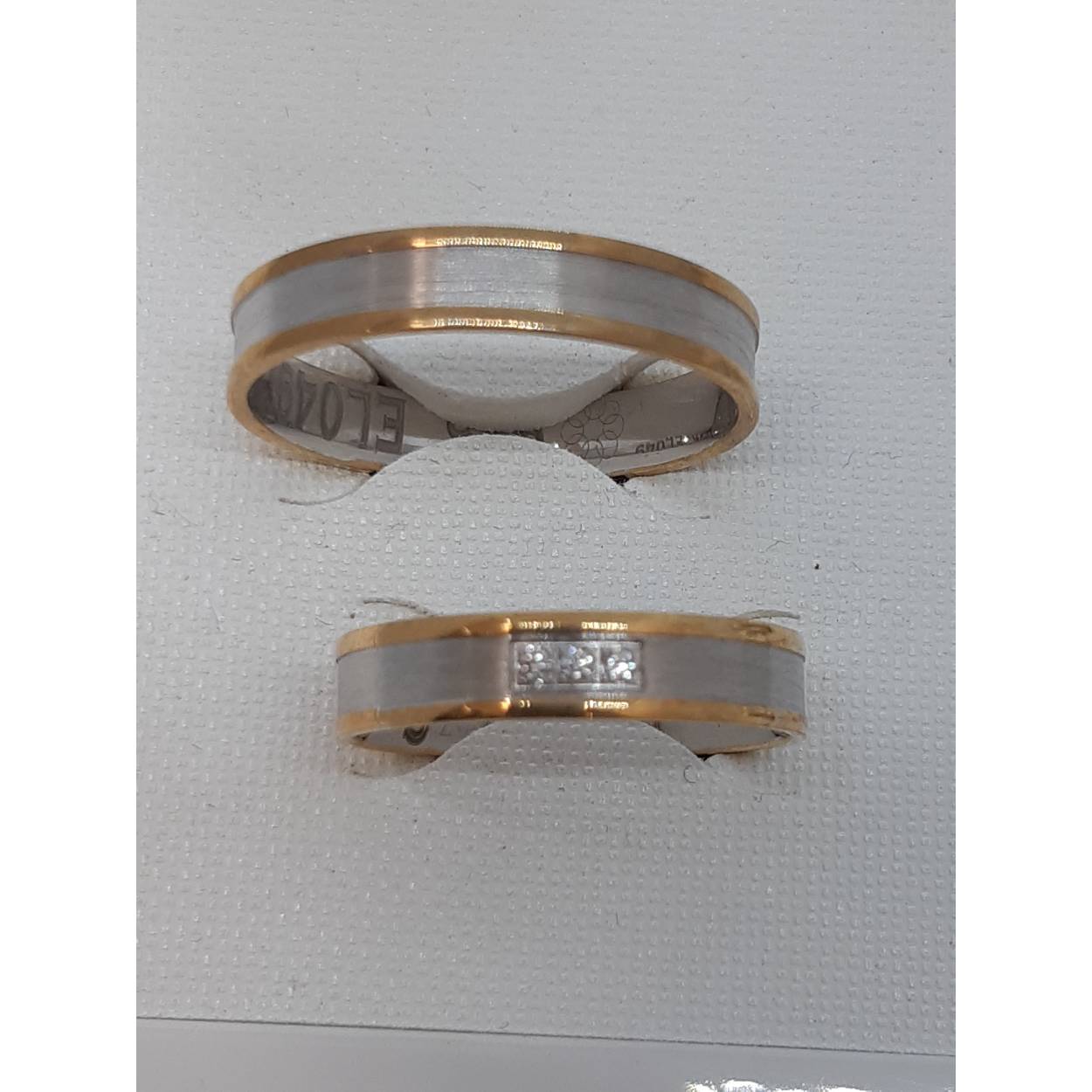 Mogelijk verschillende kleuren, Geelgoud, Witgoud, Rosé en ook zilver. Glans&matt  naar u keuze de prijs per paar