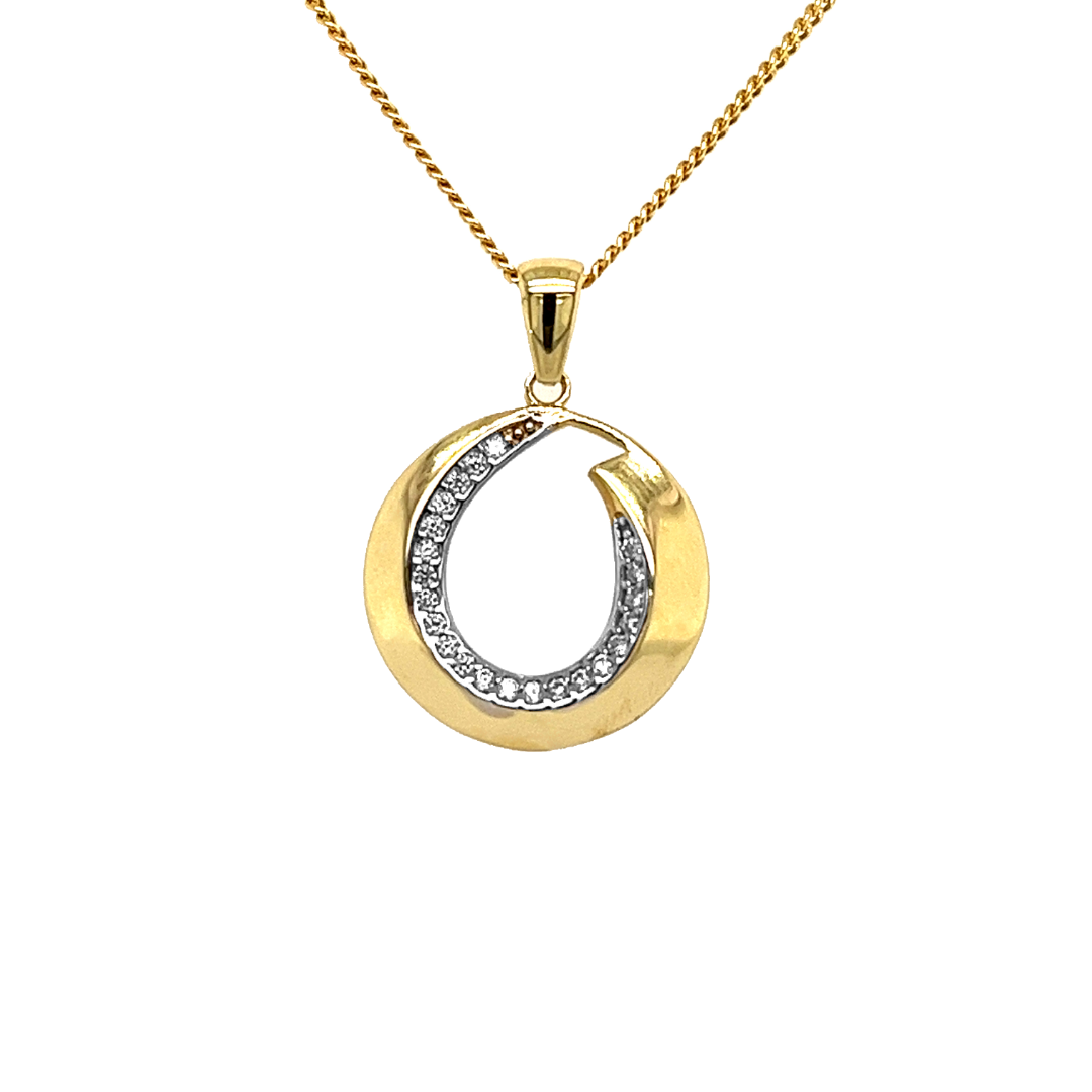 Deze geel gouden hanger is ontzettend elegant. Het ontwerp is erg bijzonder en de uitstraling van de hanger is mooi rustig. De zirkonia stenen aan de binnenrand van de hanger zorgen voor een schitterend effect.

Note: het kettinkje hoort niet bij de hanger, deze is enkel gebruikt voor de foto.