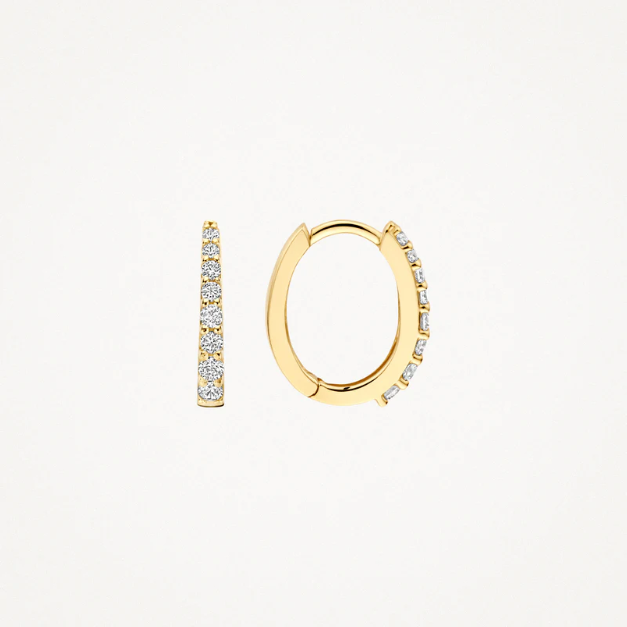 Schitterende zirkonia&rsquo;s in pav&eacute;-zetting sieren deze 14k geelgouden oorringen. Ze hebben een lengte van 13,7 mm en zijn voorzien van een kliksluiting. De oorringen zijn mooi op zichzelf, maar ook fraai te combineren met andere sieraden met zirkonia uit onze collectie.