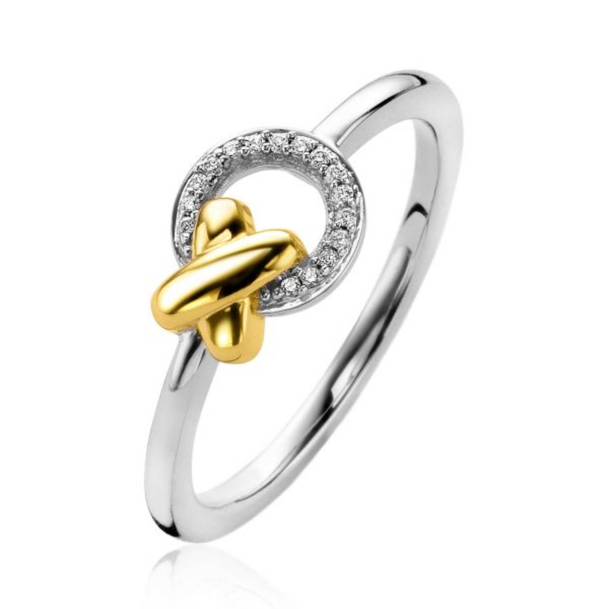 ZINZI zilveren ring met aan de bovenzijde een open cirkel bezet met witte zirconia's en een extra 14K geel vergulde X-vorm. De ring is rondom glad en springt door de glanzende vormen extra in het oog. Maak hiermee elke outfit compleet! Vervaardigd van eerste gehalte zilver (925) en voorzien van een extra rodiumlaag voor een langdurige glans.
