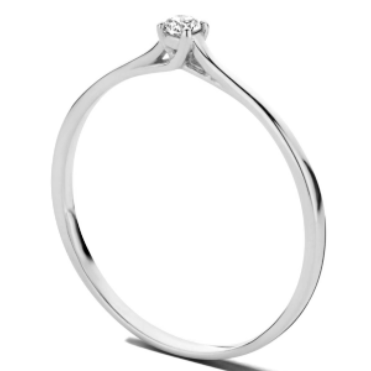 14k Witgouden ring uitgevoerd met een diamant 0,05 crt. De ring heeft een breedte van 2.5mm.
