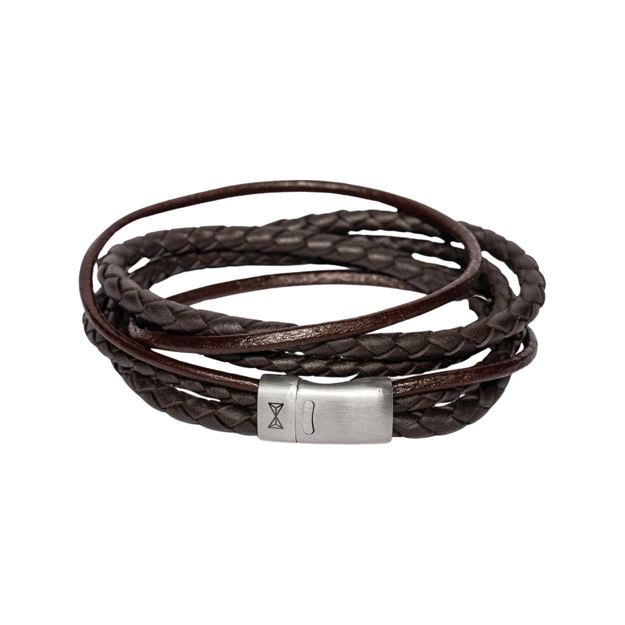 Deze armband is van het merk AZE Jewels. Het is een herensieraad gemaakt van leer. De armband is bruin van kleur.