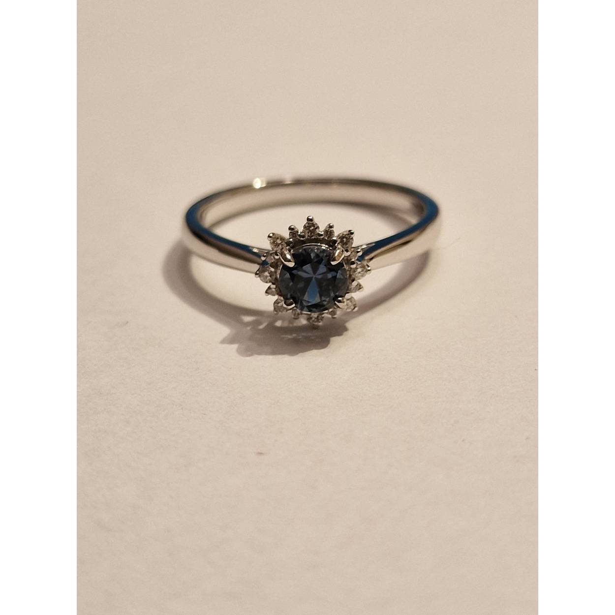 14k witgouden rozetring met ronde saffier van 5mm en diamant Middensteen is een Montana (USA) Saffier, met een briljant slijpsel . Montana Saffier heeft een aparte kleur blauw en is in tegenstelling tot de meeste andere saffier bijna altijd onbehandeld( No Heat)