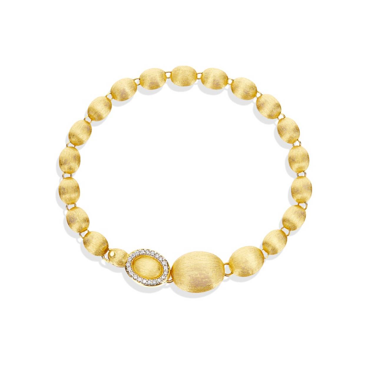 In al zijn eenvoud is dit een van Nanis' meest iconische armbanden. De onbetwiste hoofdrolspelers van dit juweel zijn de 18-karaats gouden boules, urenlang met de hand gegraveerd, tot in elk detail, tot ze licht en zacht als zijde zijn. Om dit meesterwerk van vakmanschap te sublimeren, is er de diamanten sluiting die aan elke boule kan worden bevestigd.