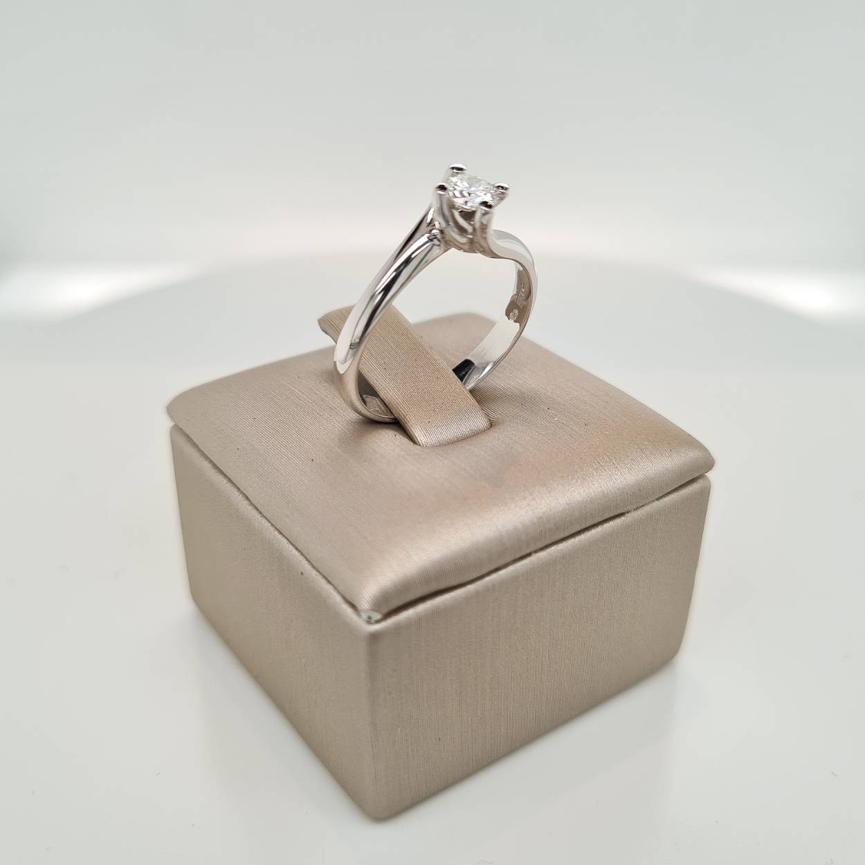 Prachtige 14krt witgouden solitaire ring met diamant, 0,275crt G VSi. 

De maat van de ring is 53 (17). Heeft u een andere maat, neem dan gerust contact met ons op.