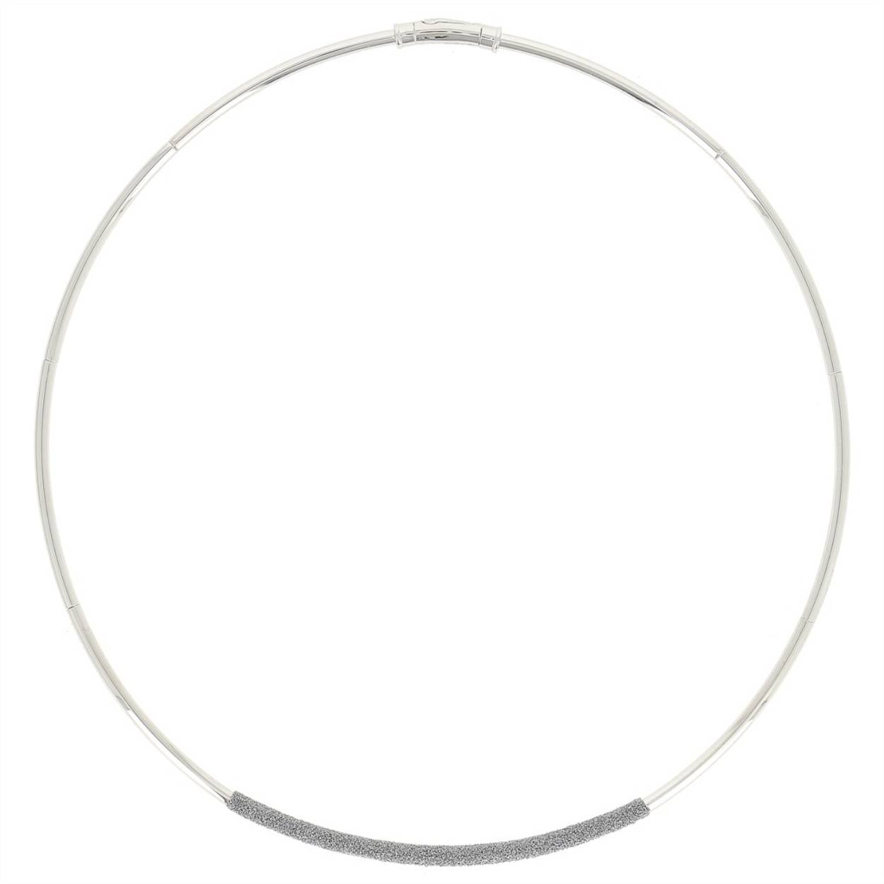 Deze collier is van het merk Pesavento. Het is een damessieraad gemaakt van goud en rodhium.
