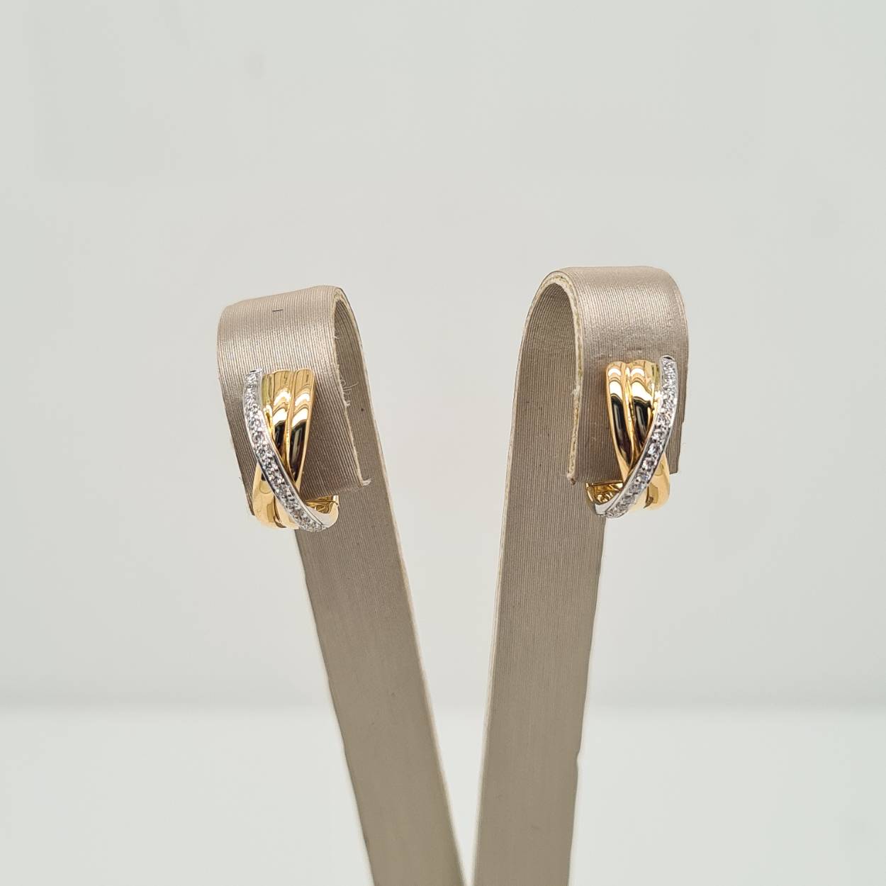 Prachtige 14 karaat gouden oorbellen met diamant, 0.09crt.
