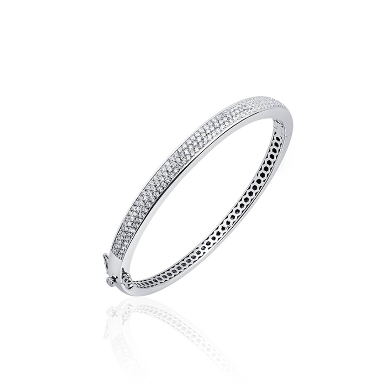 Zilveren Bangle Pavé  Zirkonia De maat van deze armband is 60mm (De armband is ook verkrijgbaar op de volgende maten: 56-60-64-68mm)