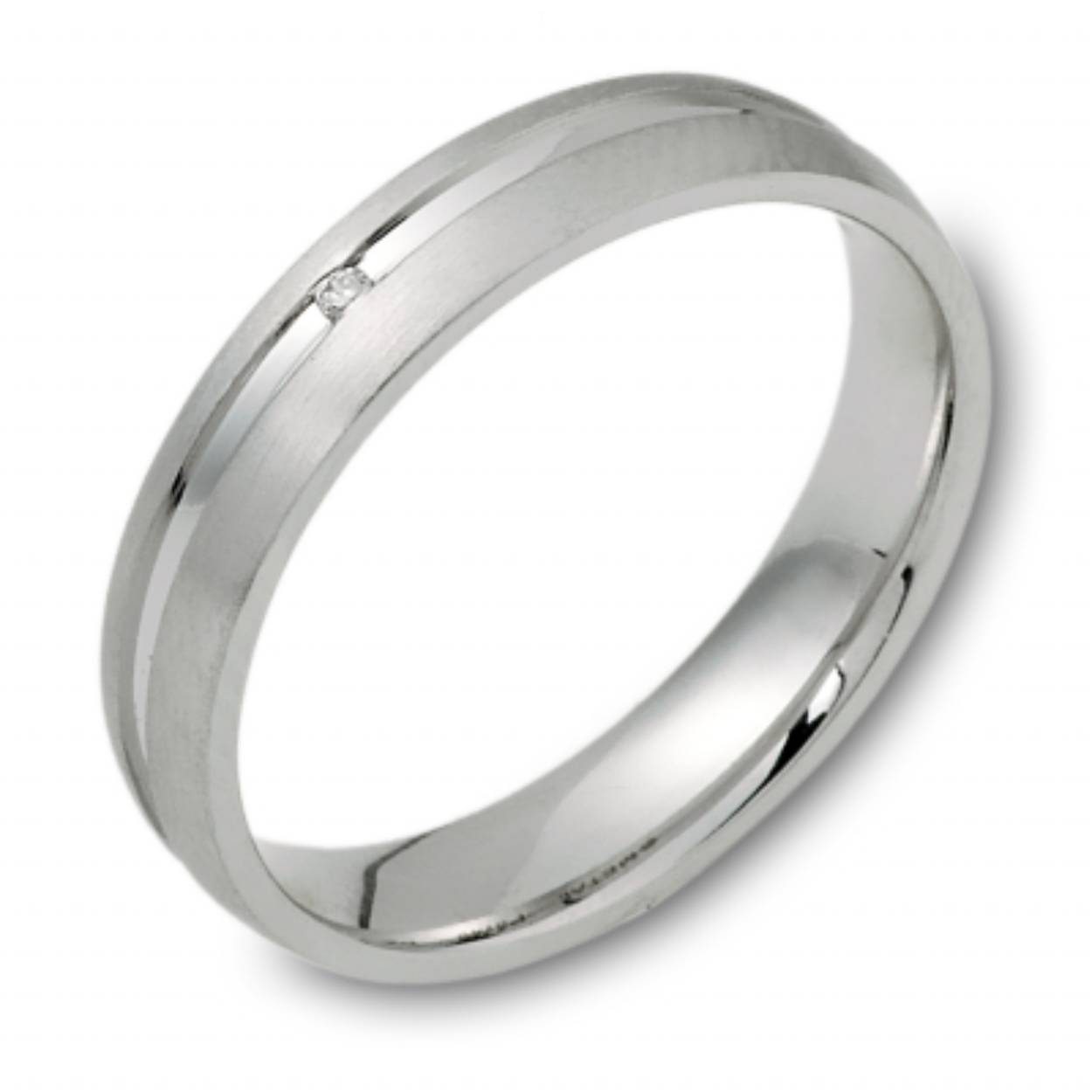 Trouwringen witgoud met in de damesring een diamant. Beide ringen zijn 4 mm breed