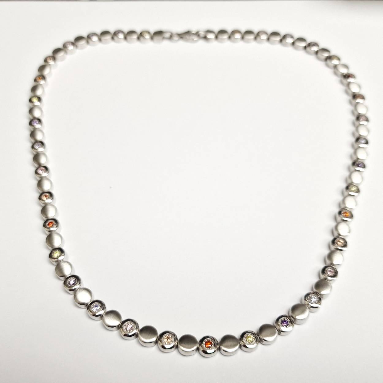 Zilveren choker met gekleurde zirkonia