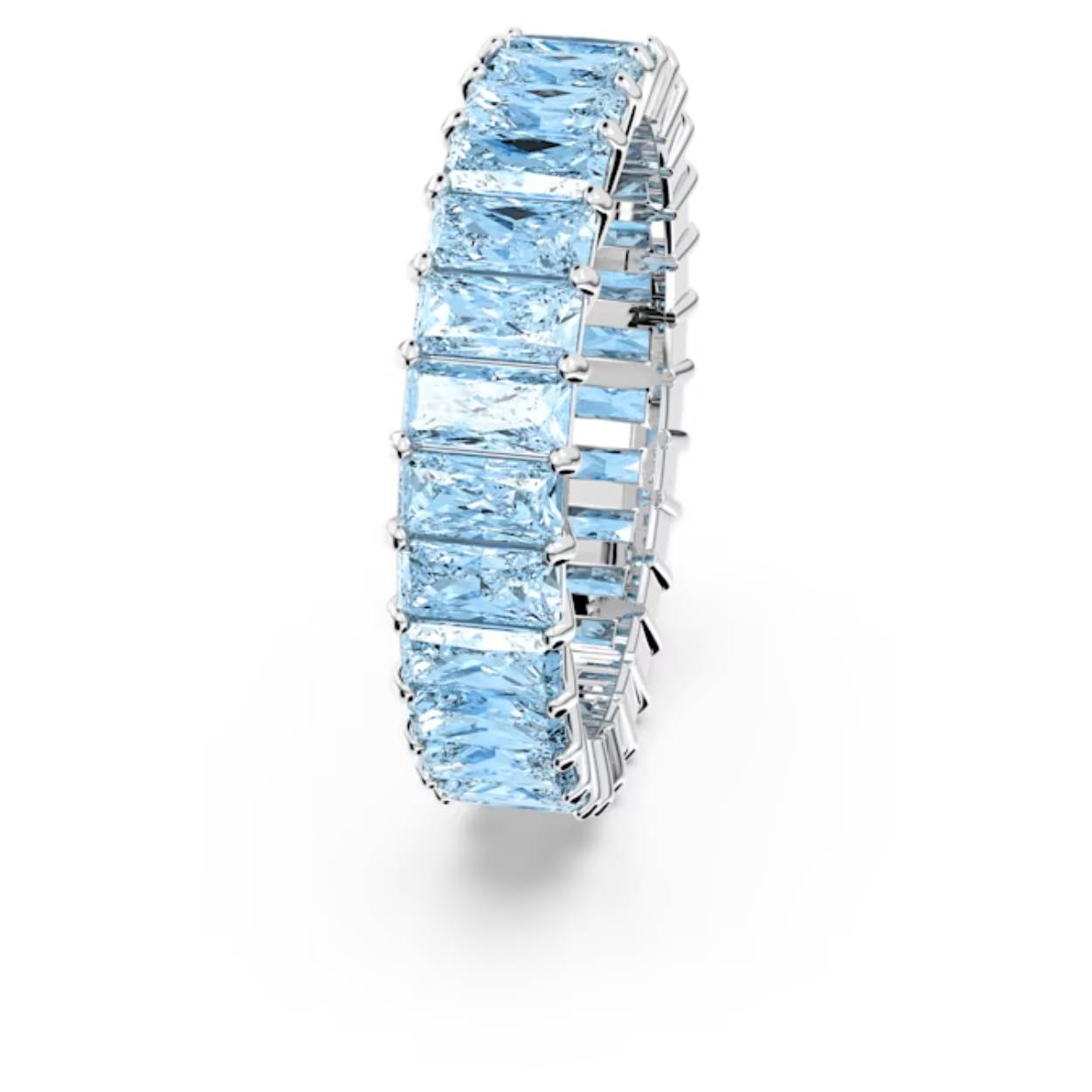 Deze Matrix-ring valt op door de levendige aquamarijnblauwe kleur en vormt een prachtige aanvulling op uw sieradendoos. Blauwe stenen met een princess baguette-slijpvorm zijn gezet op een band met rhodium toplaag aan de hand van een proces waarin wetenschap en magie samenkomen. Dit schitterende accessoire kan eenvoudig gecombineerd worden voor verschillende gelegenheden.
Artikelnr.: 5661909
Collectie:  Matrix
Materiaal:  Rodium-verguld, Zirkonia
Kleur:  Blauw