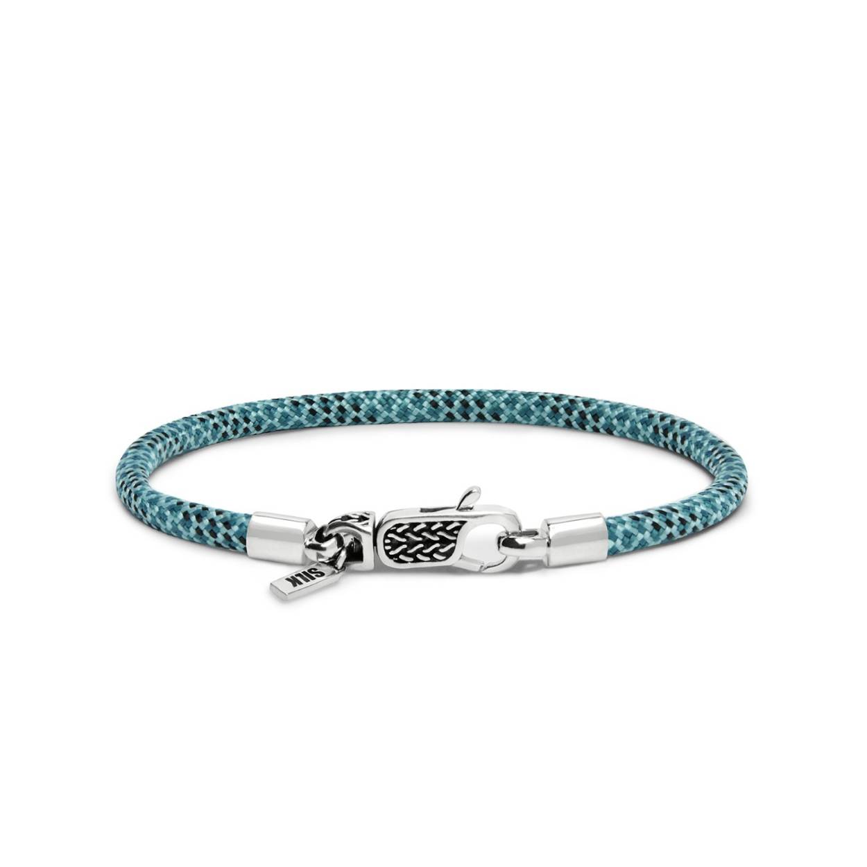 De nieuwste toevoeging aan de SILK collectie zijn de Azure, Emerald en Terra paracord armbanden, ontworpen met een luxe zilveren karabijnsluiting. Deze diepgekleurde armbandjes voegen stijl en kleur toe aan je arm en zijn verkrijgbaar in twee varianten: een met charm en een zonder charm.

De sterke, duurzame paracord armbanden zijn in verschillende lengte maten verkrijgbaar en passen perfect bij elke gelegenheid. Deze collectie is ontworpen om kleur toe te voegen aan je zilverstack. Door de paracord armbanden te combineren met andere sieraden creëer je een kleurrijk en speels geheel, ideaal voor een unieke en opvallende look.