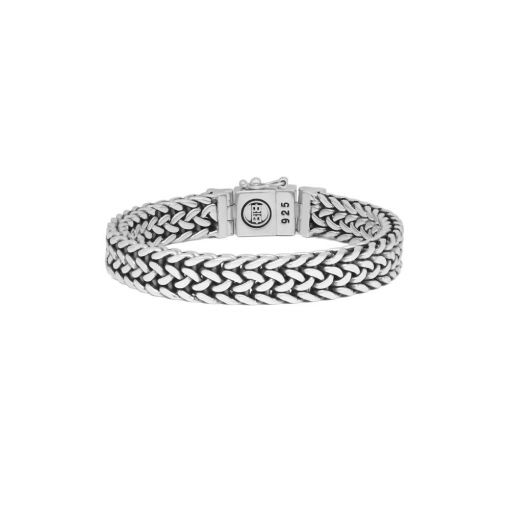 192 F - Julius Armband
De Julius armband is een stoere en trendy toevoeging aan onze welbekende Heritage collectie. Het gedetailleerde ontwerp is gebaseerd op traditionele Balinese weeftechnieken. Deze armband is stevig en tijdloos en maakt elke outfit compleet. De Julius-familie bestaat uit drie armbanden en twee soorten ringen, allemaal handgemaakt en gemaakt van sterling zilver. De Julius-armband is breder dan de Julius Small-armband.
