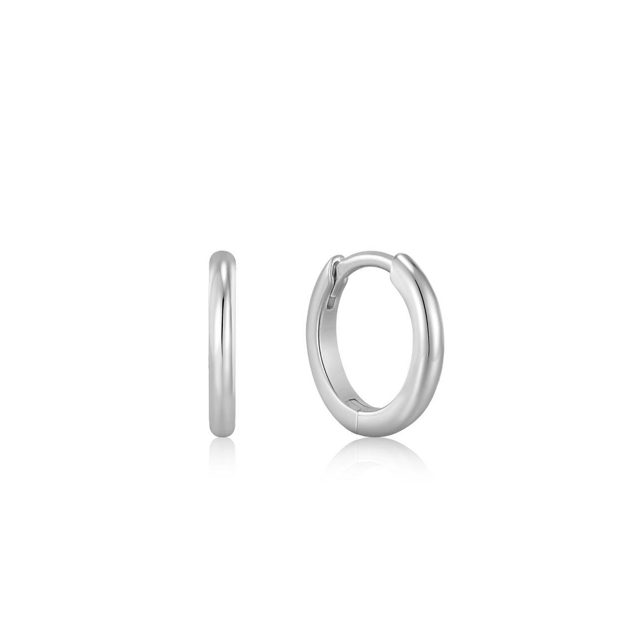 Deze basic Smooth Mini Hoop Earrings van uit de Ear Edit-collectie van Ania Haie kun je eindeloos combineren! De Ear Edit-collectie bestaat uit single oorbellen tot statement huggie- en mini oorringen. Draag deze oorringen in combinatie met kleine subtiele oorbellen of studs om je look helemaal af te maken. Mix and match naar hartenlust.