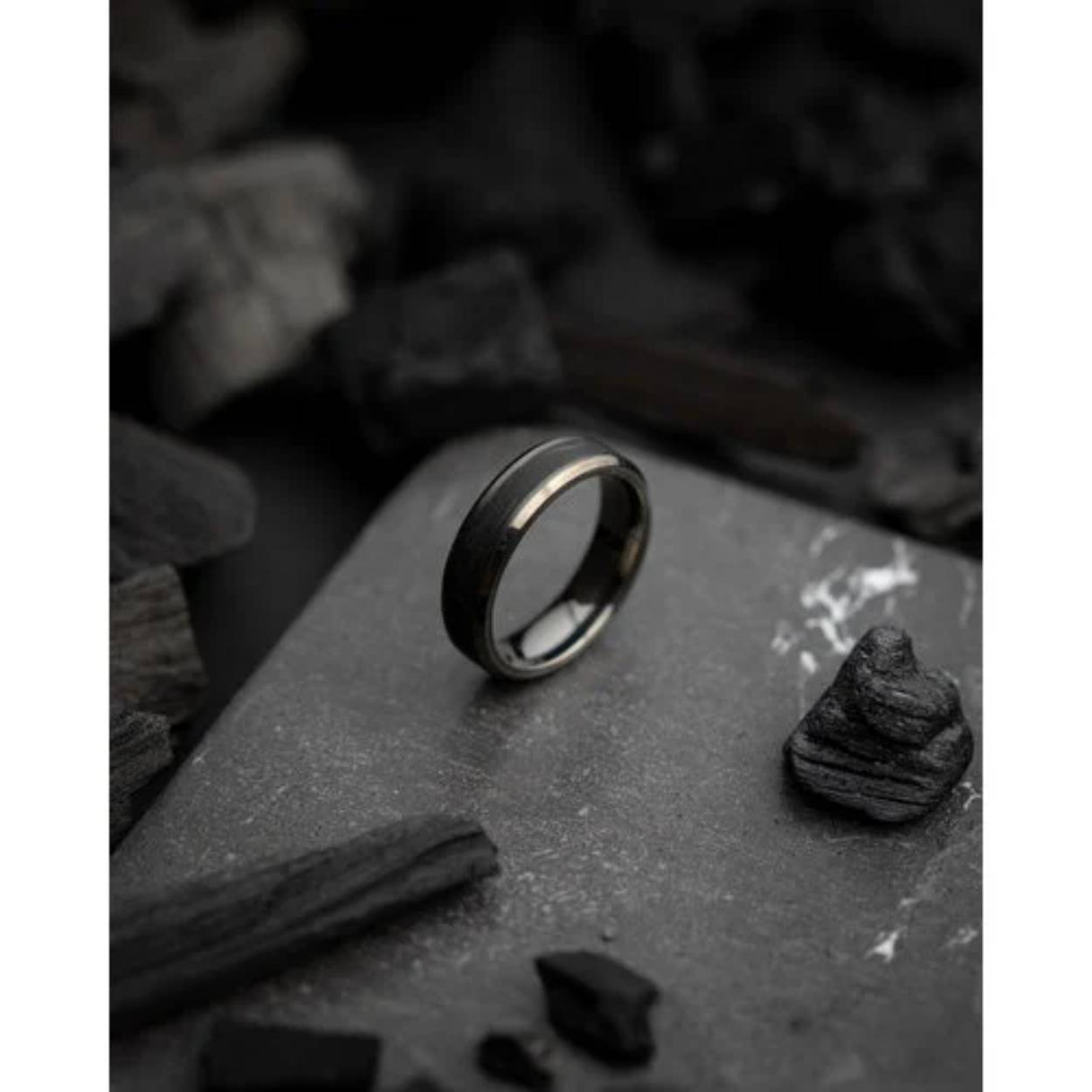 Deze Rota Light Carbon ring is gemaakt met titanium en gesmeed carbon. Deze koolstofsoort is maar liefst 5 keer lichter en 10 keer sterker dan staal. Dit carbon wordt gemaakt door onder hoge druk flinterdunne stukjes koolstofvezel op elkaar te persen.
