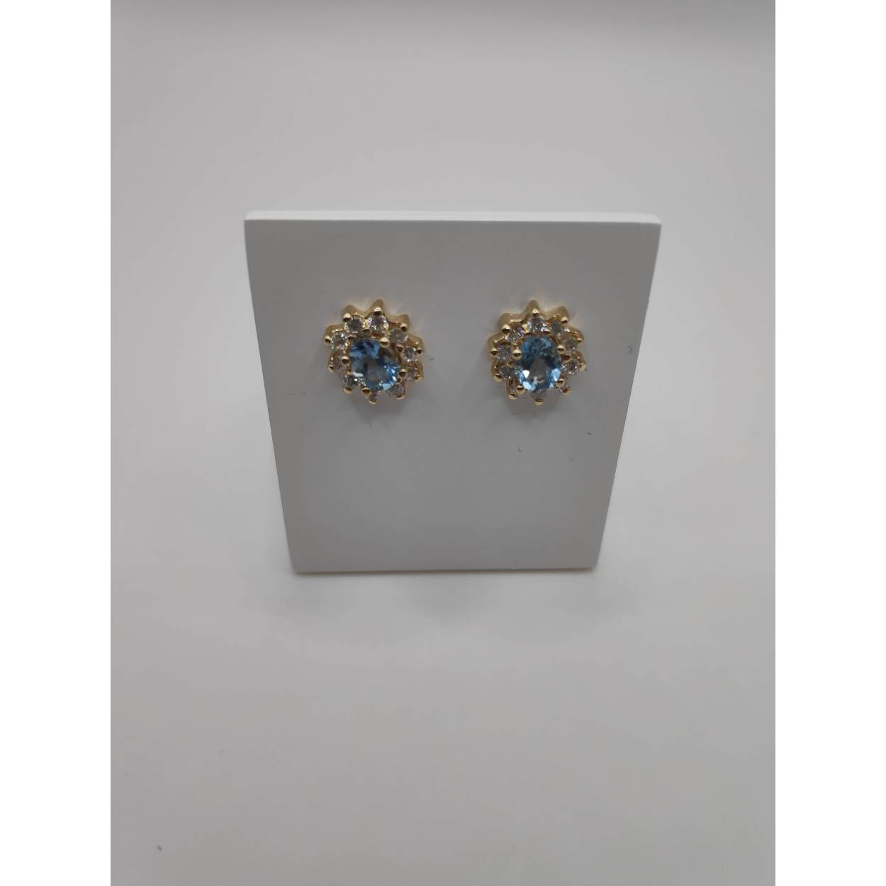 Gouden oorstekers met diamanten en topaas