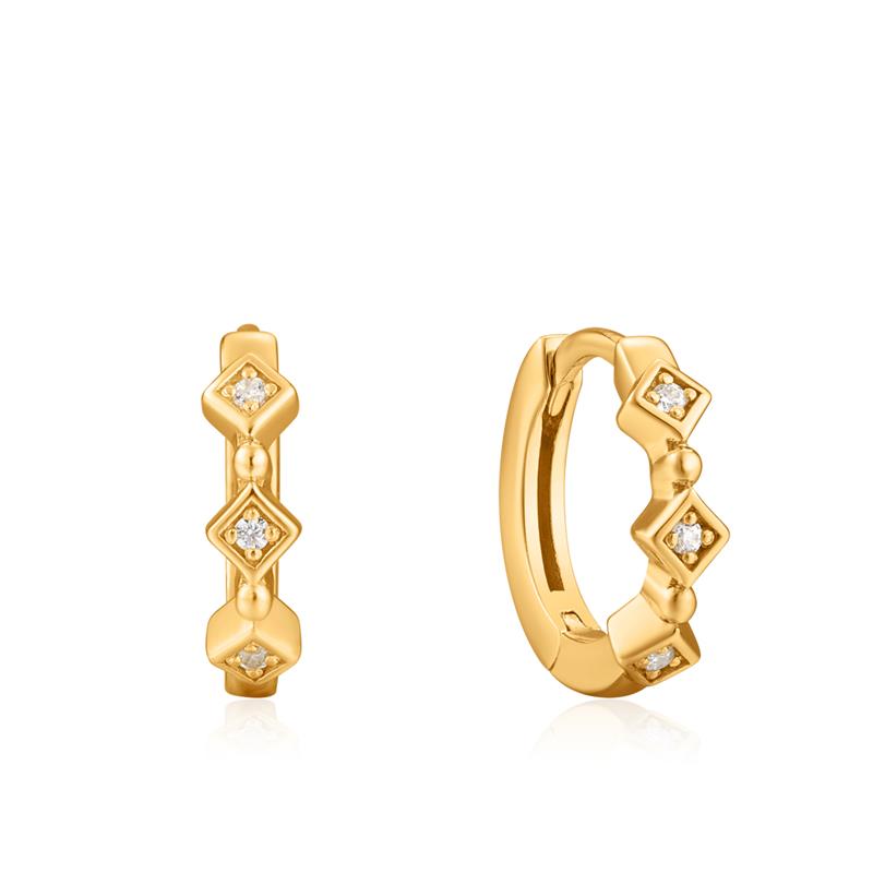 Zilver vergulde oorringen met 3 zirkonia's. Upgrade je earparty met deze Sparkle Huggie Hoops van Ania Haie. Deze sprankelende oorbellen zijn de perfecte toevoeging aan elke look van een normale kantoor dag tot aan een chic diner!