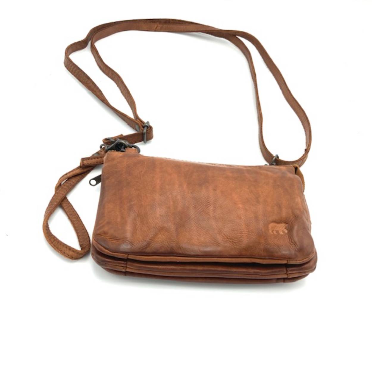 Een kleine schoudertas uit de BearDesign collectie. Deze cow lavato is stoer en vrouwelijk tegelijk.
Onder de toprits heeft u maar liefst drie vakjes. De middelste kunt u afsluiten met een rits. Twee steekvakken kunt u uw pasjes in opbergen.

Afmetingen:
Hoogte 13cm x breed 19cm x diep 5cm