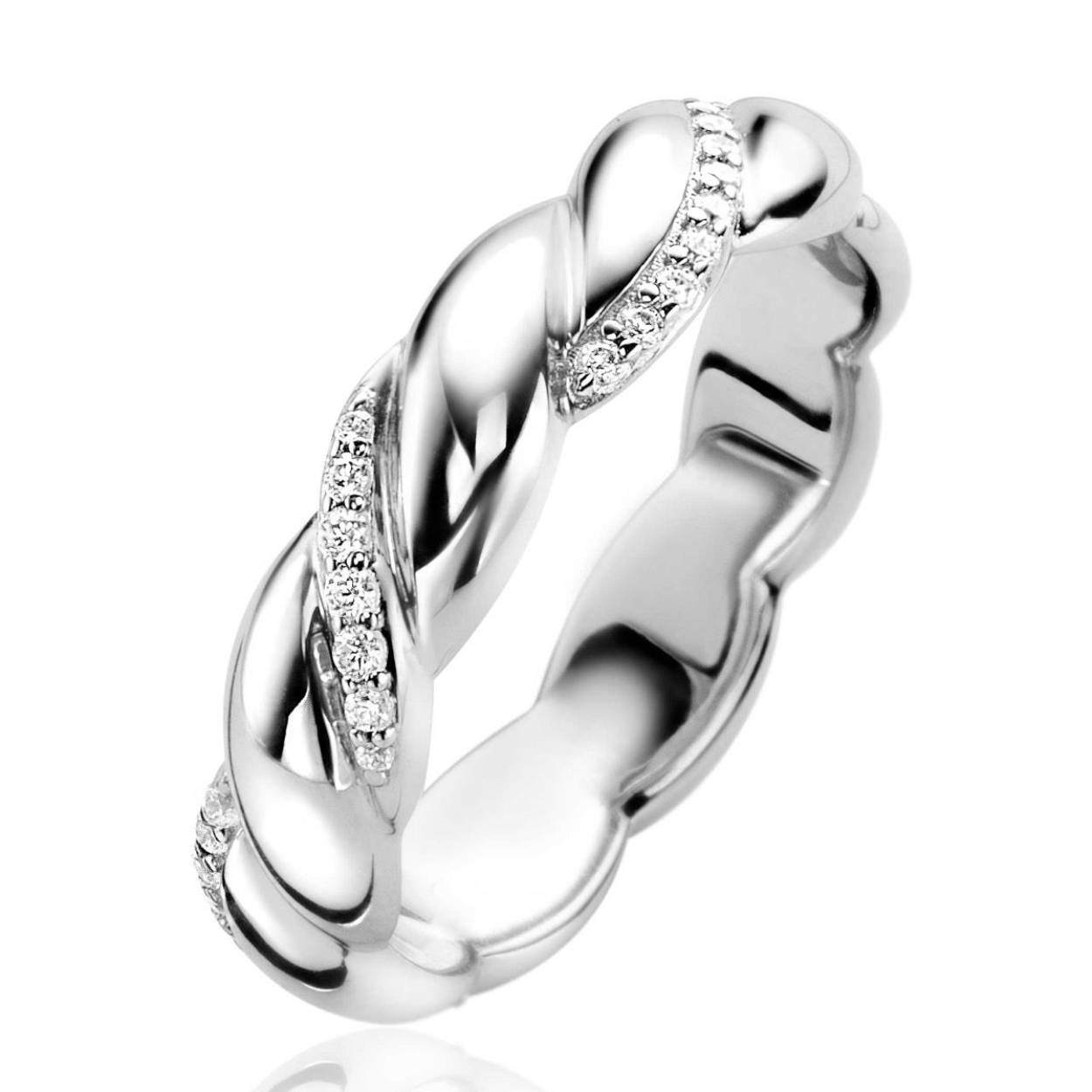 ZINZI zilveren ring met gedraaid effect. Aan de bovenzijde worden de gladde banen afgewisseld met enkele banen ingelegd met witte zirconia's. Maak je look compleet met de bijpassende oorsieraden! Vervaardigd van eerste gehalte zilver (925) en voorzien van een extra rodiumlaag voor een langdurige glans.