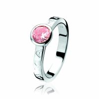 ZINZI zilveren ring speciaal voor Mama. Met 'mama' indruk en roze zirconia steen. De roze steen staat voor de moeder met een dochter of dochters. Ook als blauwe variant verkrijgbaar. Vervaardigd van eerste gehalte zilver (925) en met extra rodiumlaag voor een mooie glans.