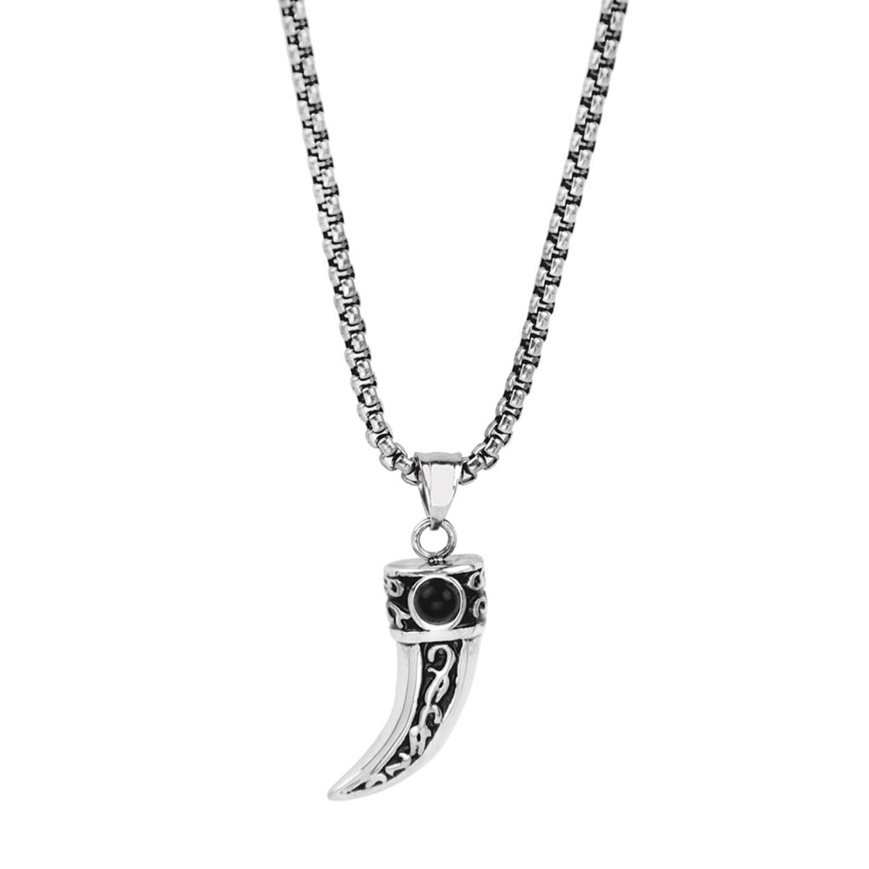 Trendy ketting van staal met een lengte van 60 cm. De ketting is voorzien van een stalen hanger in de vorm van een tand en sluit door middel van een karabijnsluiting. Stalen kettingen uit de Frank 1967 collectie zijn verkrijgbaar in verschillende varianten.
Combineer dit collier met andere Frank 1967 sieraden en/of horloge voor een complete look!