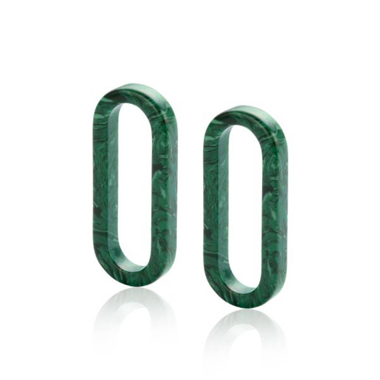 ZINZI grote ovale oorbedels 30mm in trendy malachiet groen. Hang ze gemakkelijk aan je ZINZI oorringen. De open ruimte is 7mm, waardoor deze oorbedels aan hele brede oorringen gehangen kunnen worden.