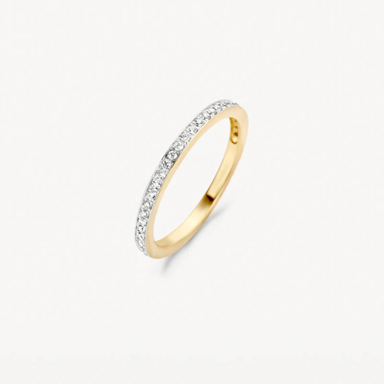 Deze ring van 14k wit-en geelgoud schittert door zirkonia’s in pavé zetting helemaal rondom. De band is 1,9 mm breed en de ring combineert mooi met andere wit-en geelgouden ringen uit onze collectie.