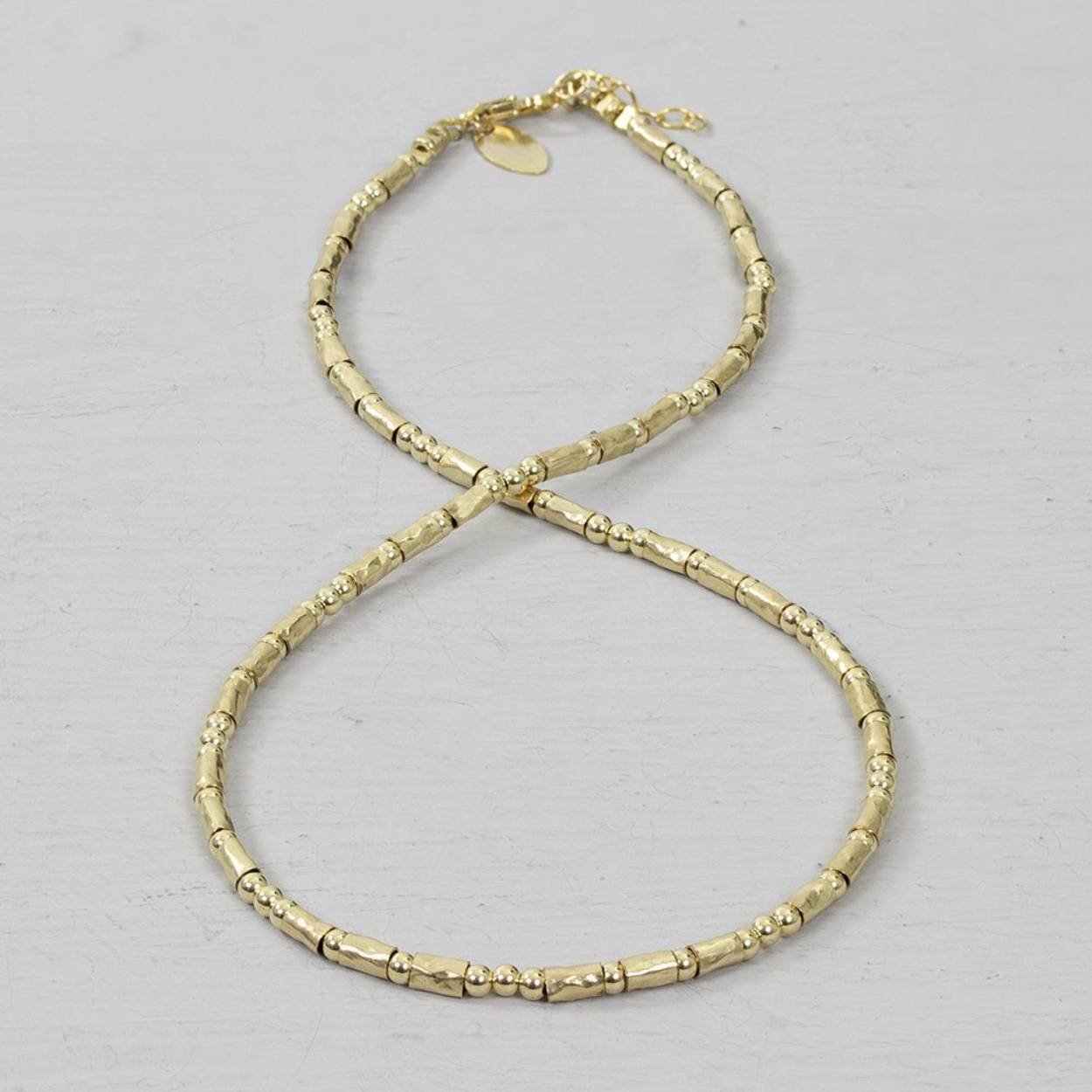 21038

Collier met buisjes en balletjes gemaakt van Goldfilled. Combineer dit collier met de bijpassende armband en ga voor een complete look!