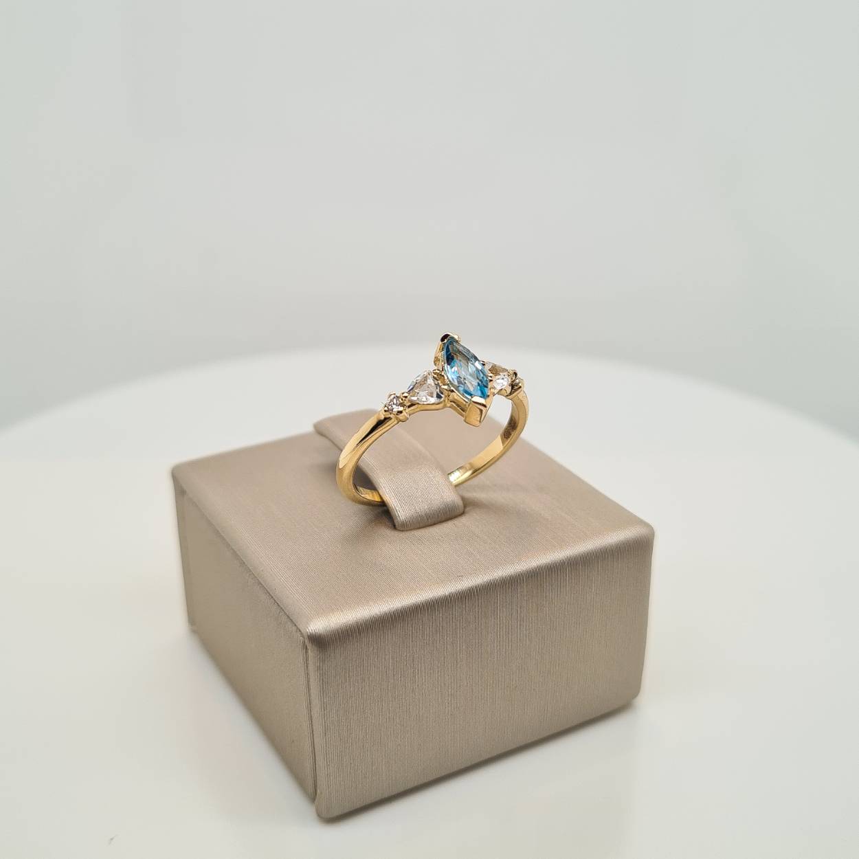 Prachtige 14 karaat gouden ring bezet met diamant. De maat van de ring is 52. 
