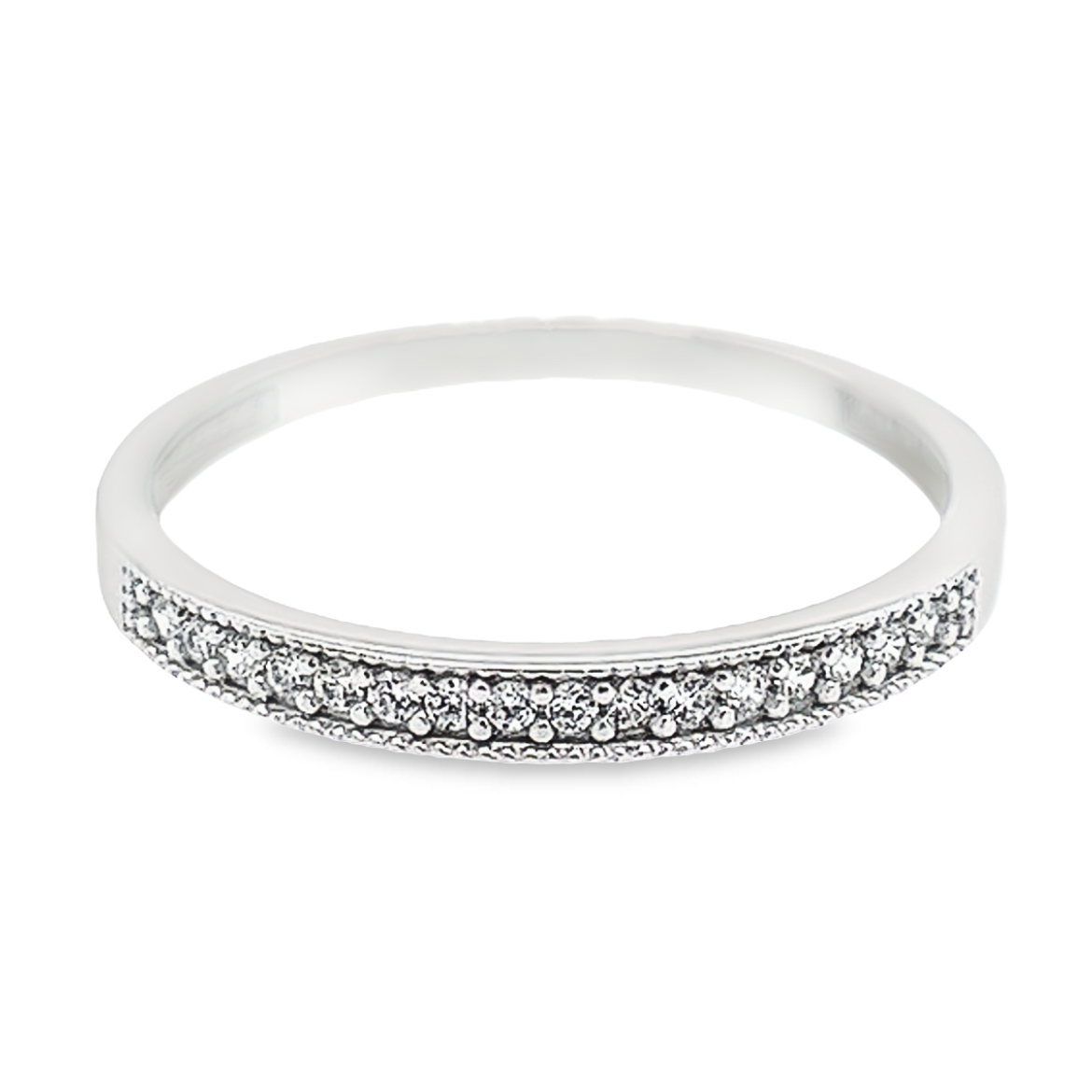 Een rij ring met zirkonia stenen is een schitterend sieraad wat ontzettend goed te combineren valt met andere sieraden. Deze ring is volledig witgoud en de zirkonia stenen zijn briljant geslepen. De ring is niet te opzichtig, maar precies goed om te combineren.