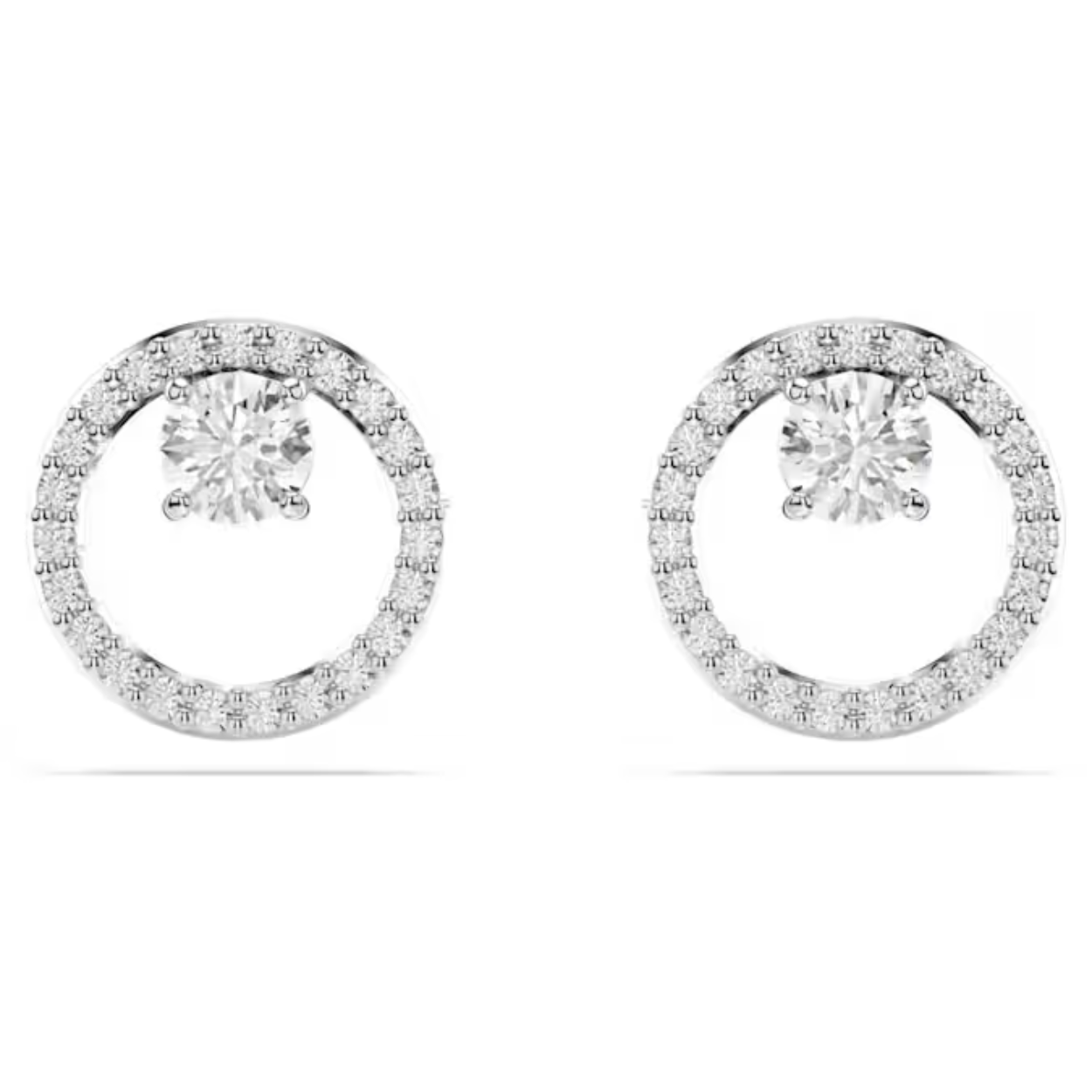 Deze verfijnde cirkelvormige oorknoppen stralen tijdloze elegantie uit. De oorstekers met rhodium toplaag zijn voorzien van een centrale ring met een pavé van heldere Swarovski Zirkonia en een enkele Swarovski Zirkonia in een centrale klauwzetting. Maak het geheel nog specialer door het te combineren met een bijpassende Constella-hanger.
