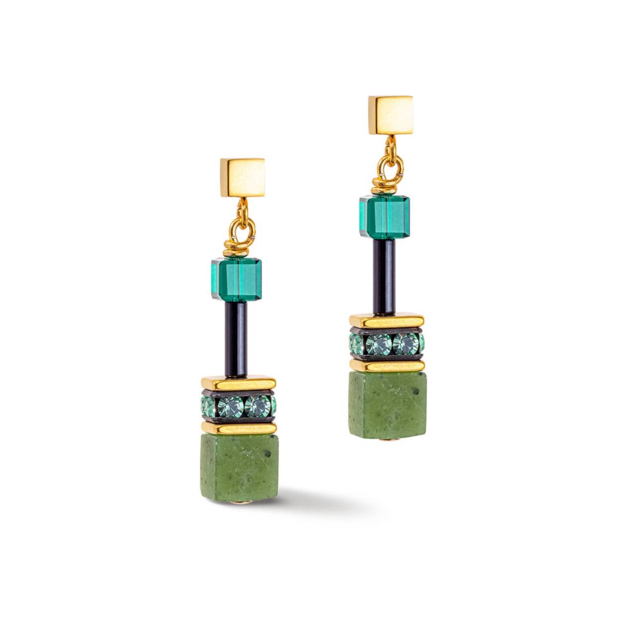 Glorieus groene GeoCUBE® oorbellen Iconic Precious gemaakt van natuursteen uit de collectie van Coeur de Lion  geven de drager een gevoel van harmonie. De oorbellen zijn van verguld roestvrij staal, geregen met nefriet, Swarovski® kristallen, strass rondellen, ook de sluiting is van roestvrij staal goud.

Lengte van de oorbellen is 3,2 cm, dikte van het blokje 0,6 cm. 

Bijpassend collier en armband zijn ook verkrijgbaar. 