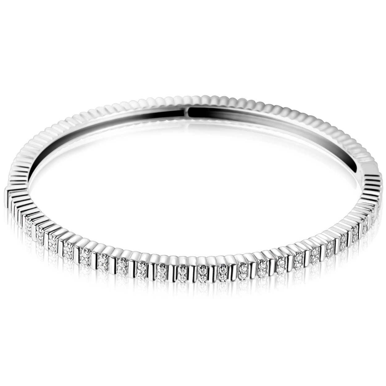 ZINZI zilveren bangle armband van 4mm breed. Gladde ovale elementen worden afgewisseld door een chatonzetting van twee witte zirkonia's. Maak je look compleet met bijpassende ring en oorringen! Vervaardig van eerste gehalte zilver (925) en voorzien van een extra rodiumlaag voor een langdurige glans.