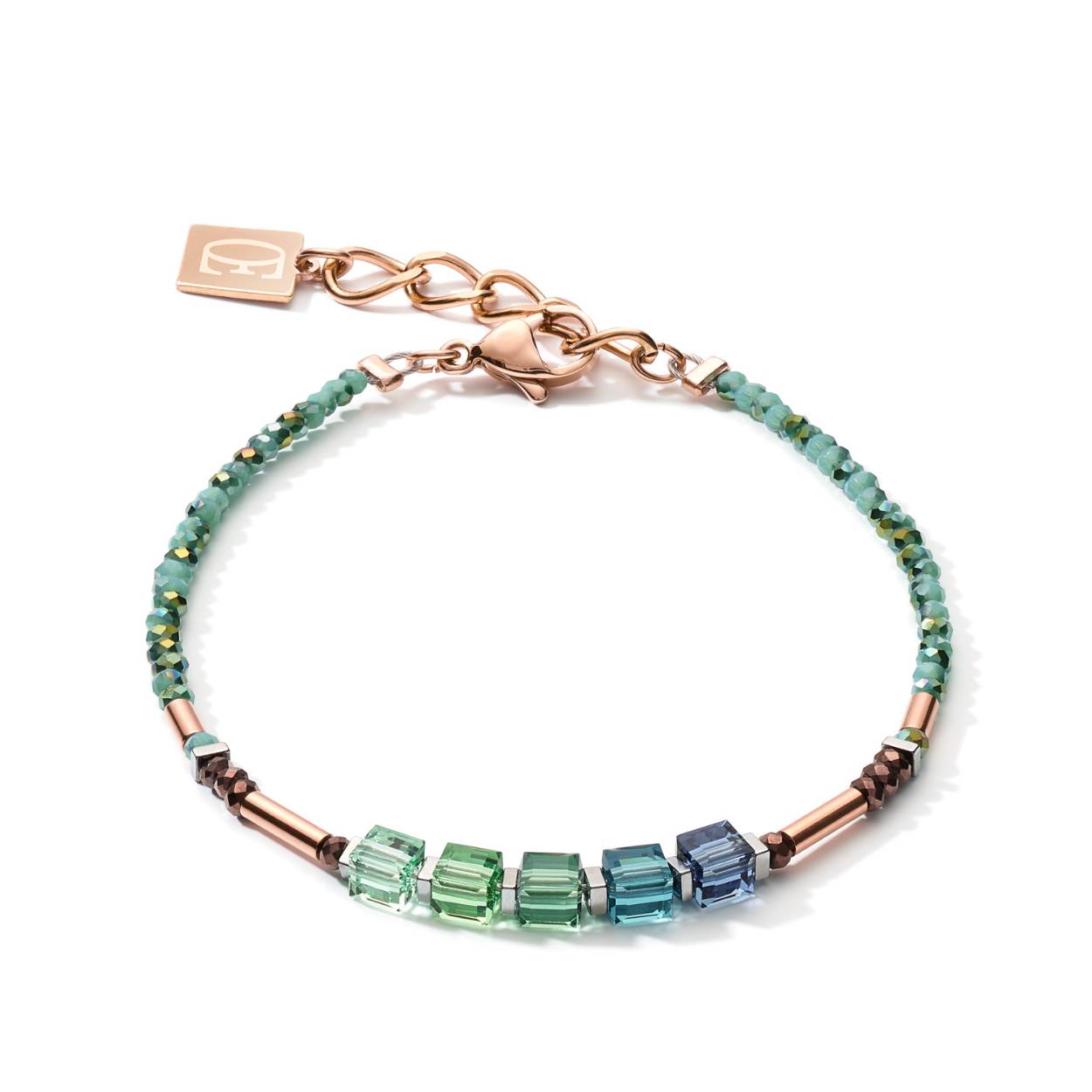De armband is gemaakt van staal, verguld edelstaal en heeft glas geslepen steentjes. De geslepen glas steentjes weerkaatsen het licht schitterend mooi. De armband is 17,5 cm met een verlengstukje van 3 cm. Hierdoor past vrijwel iedereen de armband. Aan het einde van het verlengstukje zit een klein, facet geslepen doorzichtig glasbolletje. De armband is te combineren met het bijpassende collier en de oorhangers.
