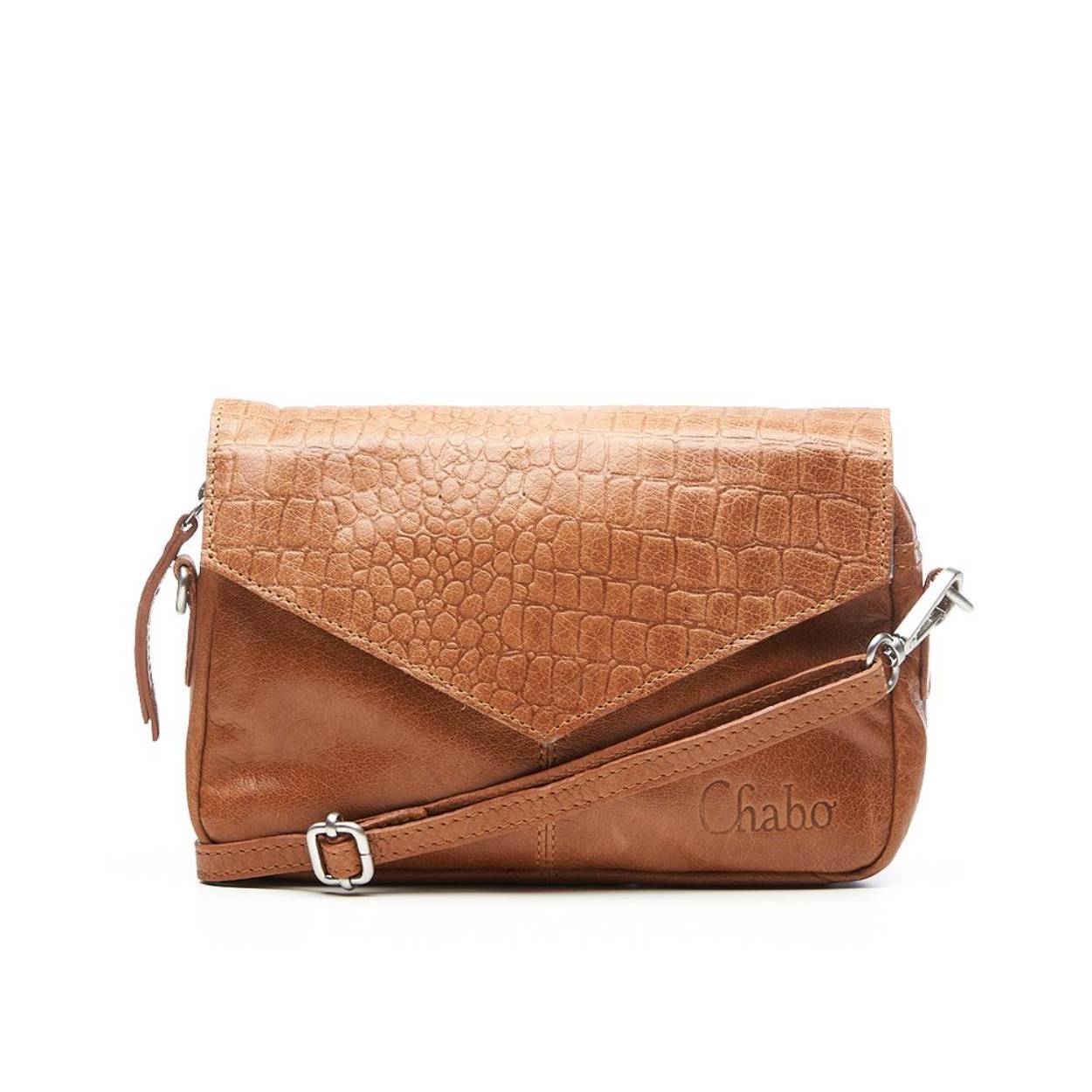 Handig formaat Chabo met envelop flap met croco print. De Rio Romy heeft een envelop flap welke sluit d.m.v. een magneetsluiting. Onder de flap heeft hij een rits- en een insteekvak voorop en aan de binnenzijde heeft hij een extra zijvak met rits. De Romy wordt geleverd met een lange verstelbare, afneembare schouderband. De Rio Romy is onderdeel van onze &ldquo;firm ox bags&rdquo; serie, deze ox bags kenmerken zich door volnerf stevig en tegelijkertijd soepel leer. De Chabo &rsquo;s worden met zorg op een plantaardige manier gelooid en gekleurd, zonder het gebruik van schadelijke stoffen.
Schouderband:
Afneembaar & Verstelbaar
Leersoort:
Brushed Nickle
Sluiting:
Ritssluiting
afmeting:
21 x 14 x 4 cm