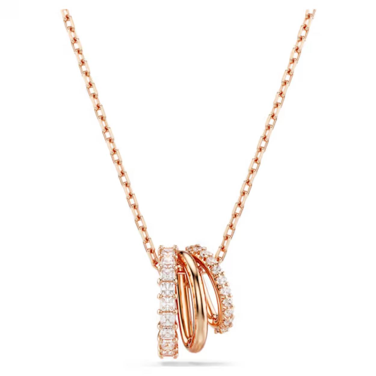 De details zijn bepalend in deze prachtige Hyperbola-hanger. Aan een delicate ketting hangen drie miniringen voorzien van een roségoudkleurige en rhodium toplaag. Hierin prijken Swarovski Zirkonia in Round- en Square-slijpvorm in een klauwzetting. Combineer het met gemengde metalen om verwachtingen op elegante wijze te overtreffen.