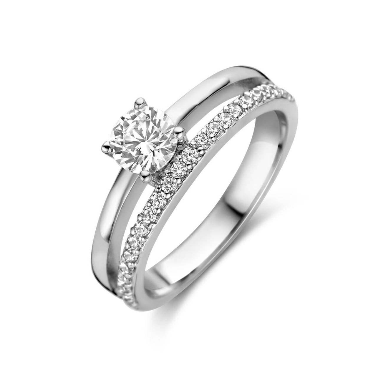 Gerhodineerd 925 zilveren ring uitgevoerd met zirkonia. De ring heeft een breedte van 6.5mm.