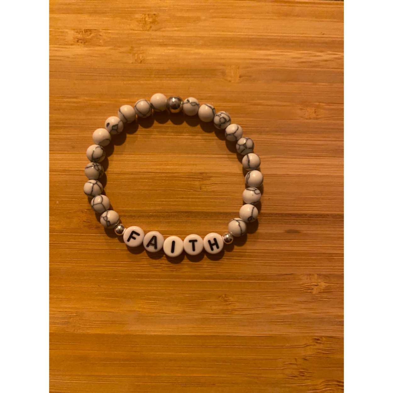 Lief armbandje met positieve tekst.Howlite en zilveren ballen. 
Dit geschenkje is belangrijk voor jezelf om jezelf eraan te herinneren dat je kunt geloven dat "help is on the way". 

Je wordt blij als je het krijgt en even blij als je het weggeeft.
Armband kan op aanvraag met elke positieve tekst gemaakt worden( max 7 letters)