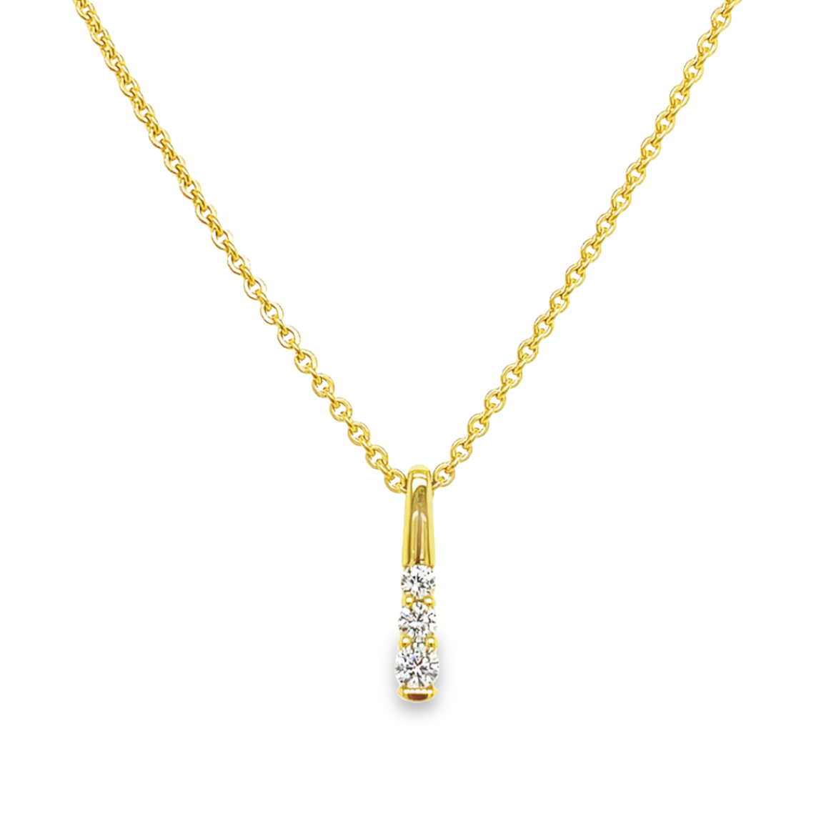 Dit 14-karaats geel gouden ankerschakel collier is onwijs leuk! Het hangertje (dat bij het collier hoort) bestaat uit drie briljant geslepen zirkonia stenen die in grootte verschillen, wat zorgt voor een schitterend effect. Dit collier heeft een fijne uitstraling, maar is erg solide gemaakt.
